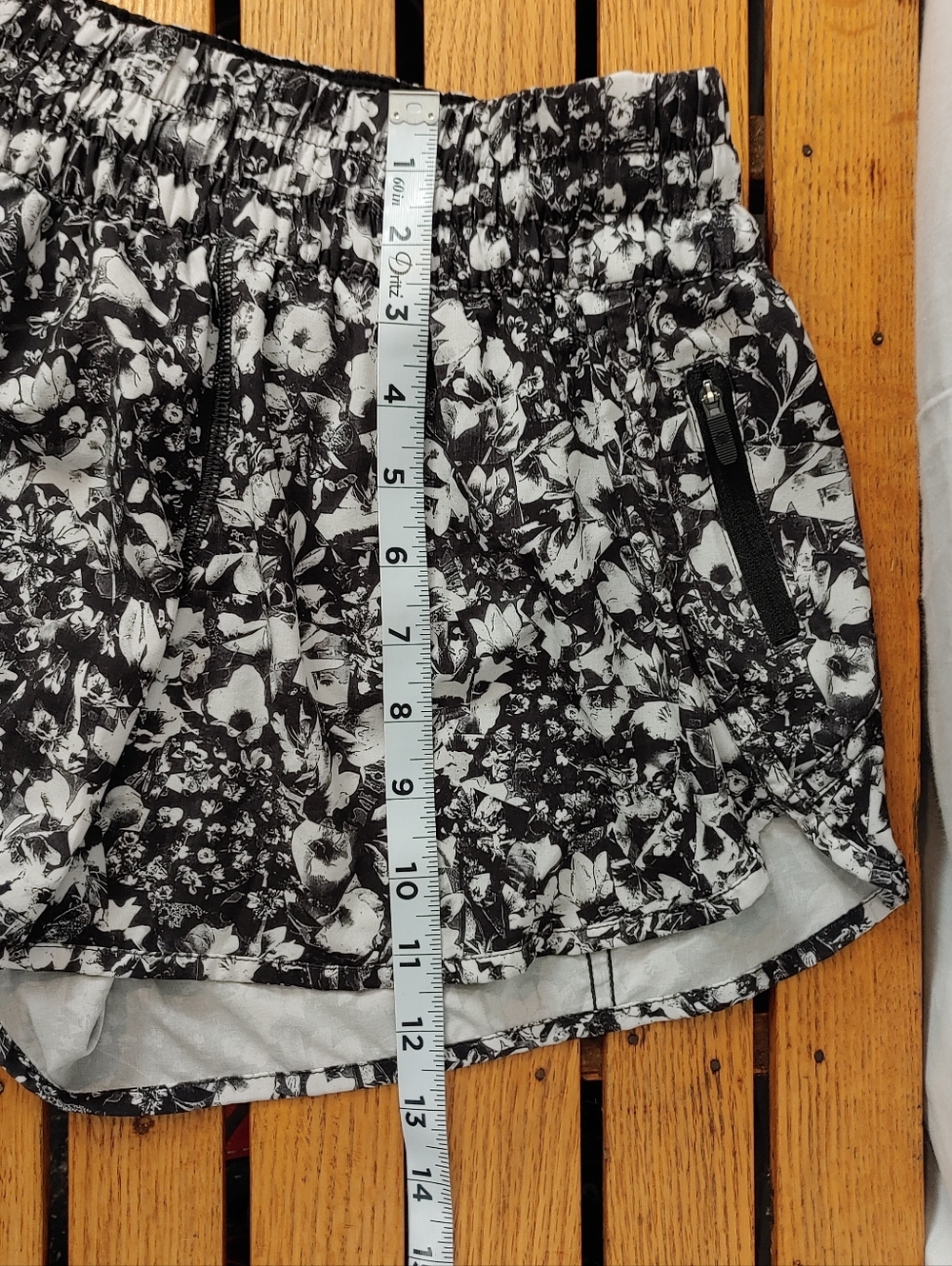 Lululemon Tracker Running Short V (4")Mash Up White /Black Floral Size 10 - Picture 13 of 14